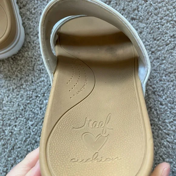 White and Tan Women's reef cushioned platform sandals | size 6 - Picture 4 of 9